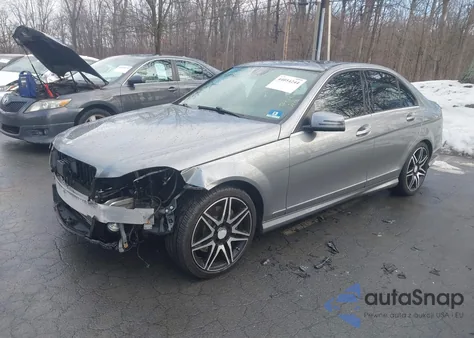 2014 Mercedes-Benz C 350 Sport z USA, uszkodzony, nr VIN WDDGF5HB3EA949484